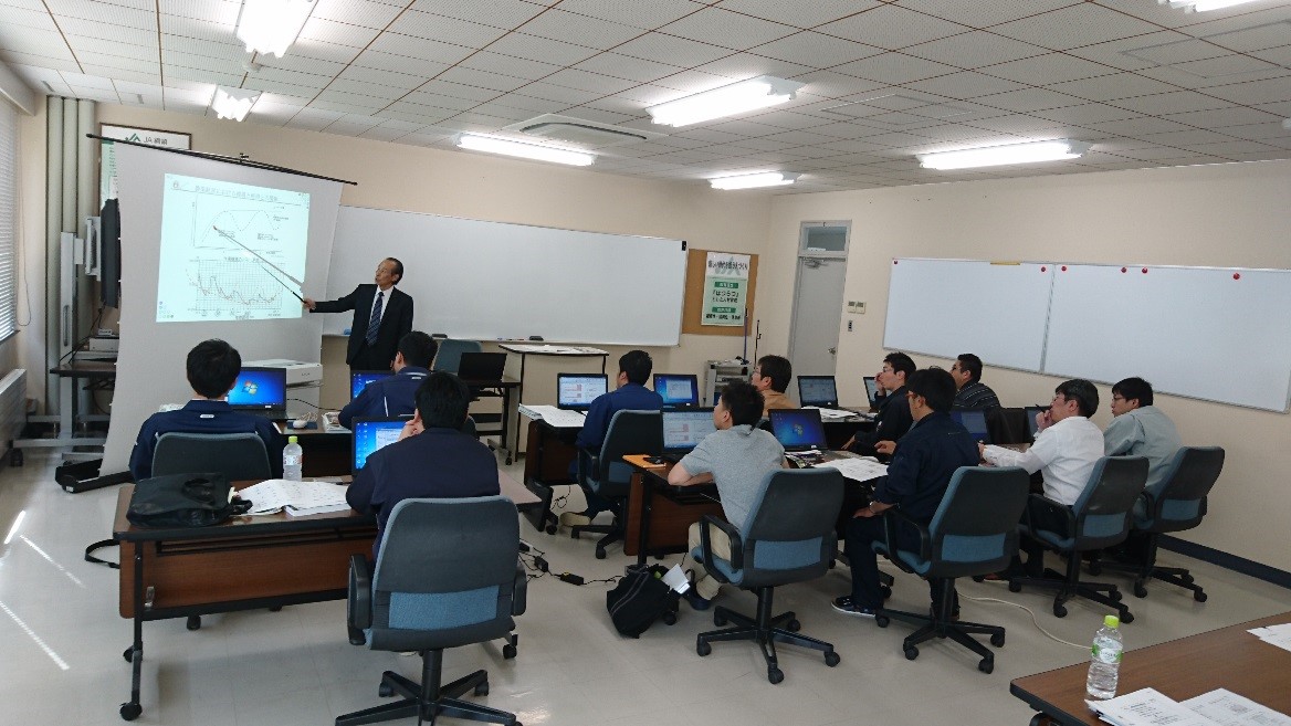 【写真説明】診断分析と生産原価の診断値の見方を学習する受講者(畜種)