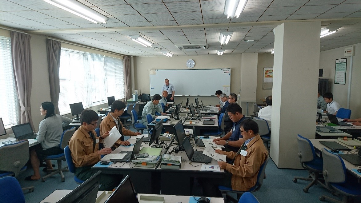 【写真説明】経営改善提案資料を作成する受講者(耕種)